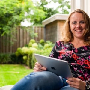 Monique met laptop