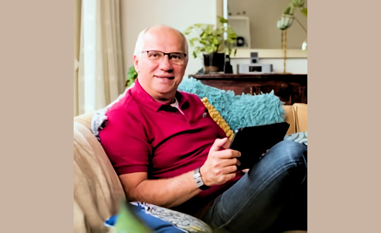 Oudere man thuis met tablet