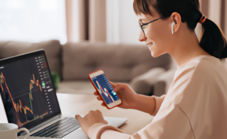 Vrouw met laptop en telefoon