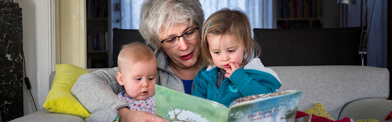 Illustratie vrouw leest voor aan kleine kinderen