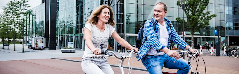 Illustratie 2 medewerkers fietsen voor kantoor