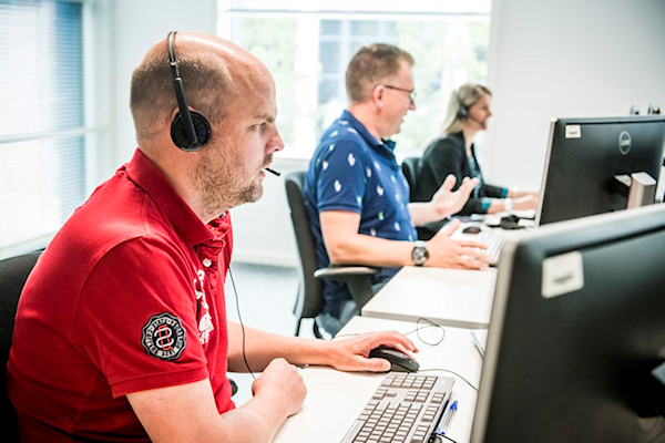 Illustratie mensen met headset op kantoor