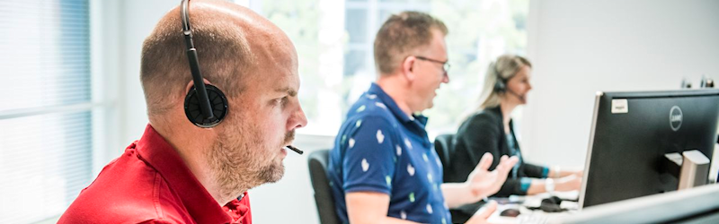 Illustratie mensen met headset op kantoor