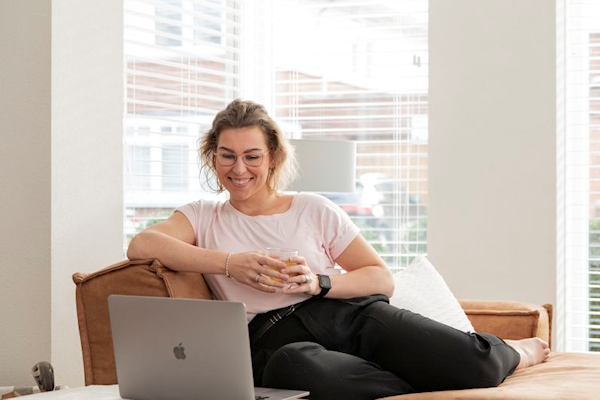 illustratie vrouw thuis met laptop